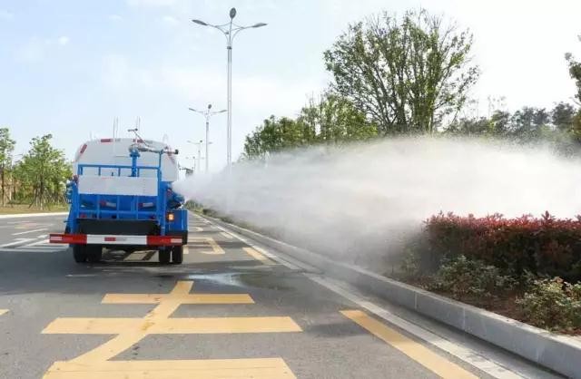 5噸灑水車后側噴效果圖